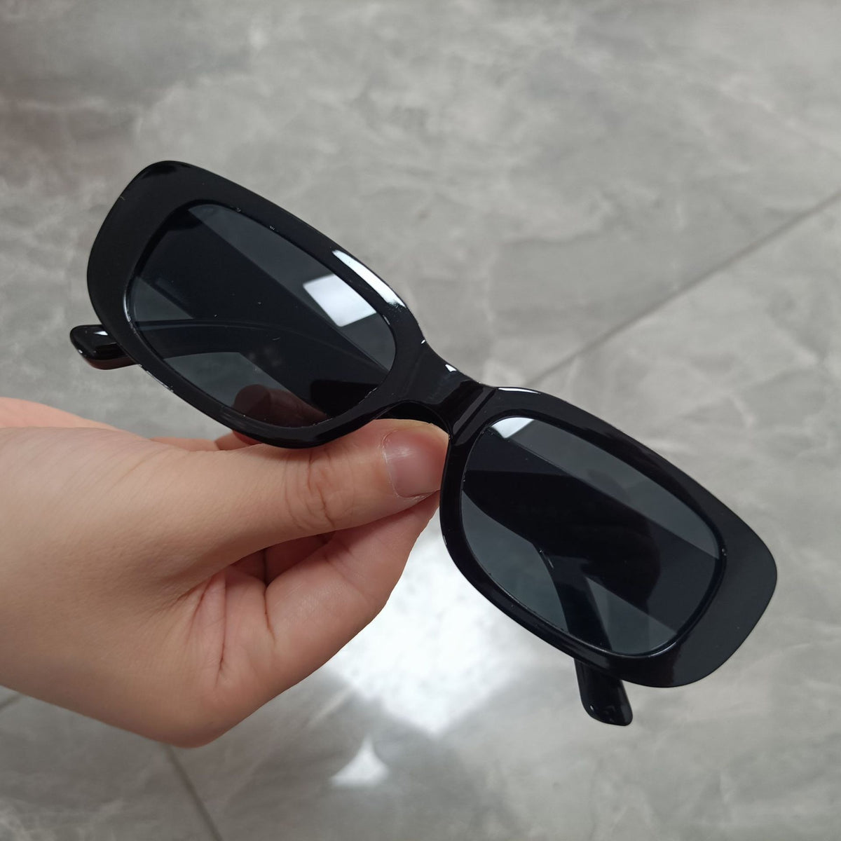 Fashionable women's sunglasses with small boxes